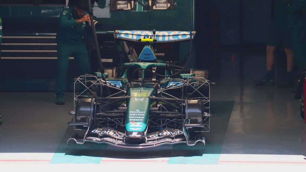 Aston Martin AMR26 nos boxes do GP da China de 2026